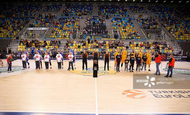 镜报：曼联明夏将补强中场，他们可能打包巴莱巴和安德森（镜报：曼联计划于明夏加强中场，或同时引进巴莱巴与安德森）