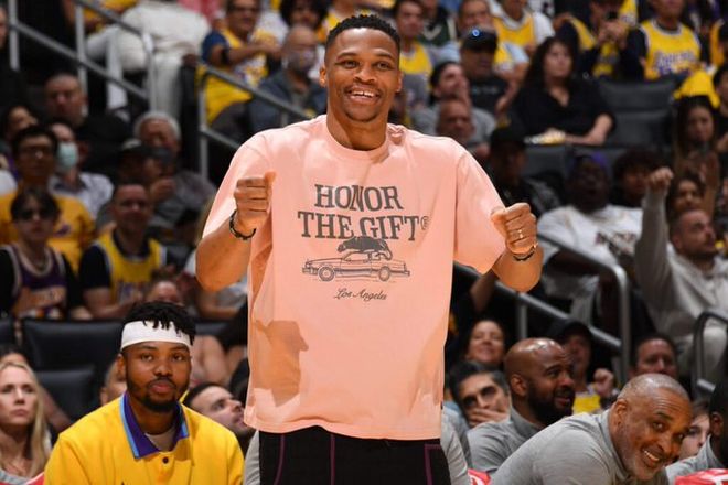 心情不错！知名说唱歌手Jay-Z现身湖人主场观看NBA杯（心情大好！说唱巨星Jay-Z亮相湖人主场观战NBA杯）