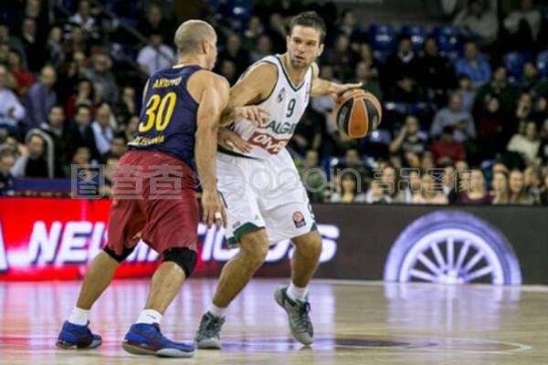 荷甲半场：梅尔韦尔德破门，肖蒂尔建功，兹沃勒2-1海伦芬（荷甲半场战报：兹沃勒2-1领先海伦芬，梅尔韦尔德破门、肖蒂尔建功）