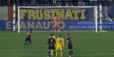 比赛中阿尔特塔挡在了波罗发界外球的路线上，双方爆发冲突