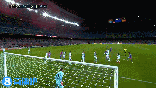 曼联因巴塞罗那关注而面临挑战，加布里埃尔被多家俱乐部关注，但曼联尽力留住他。