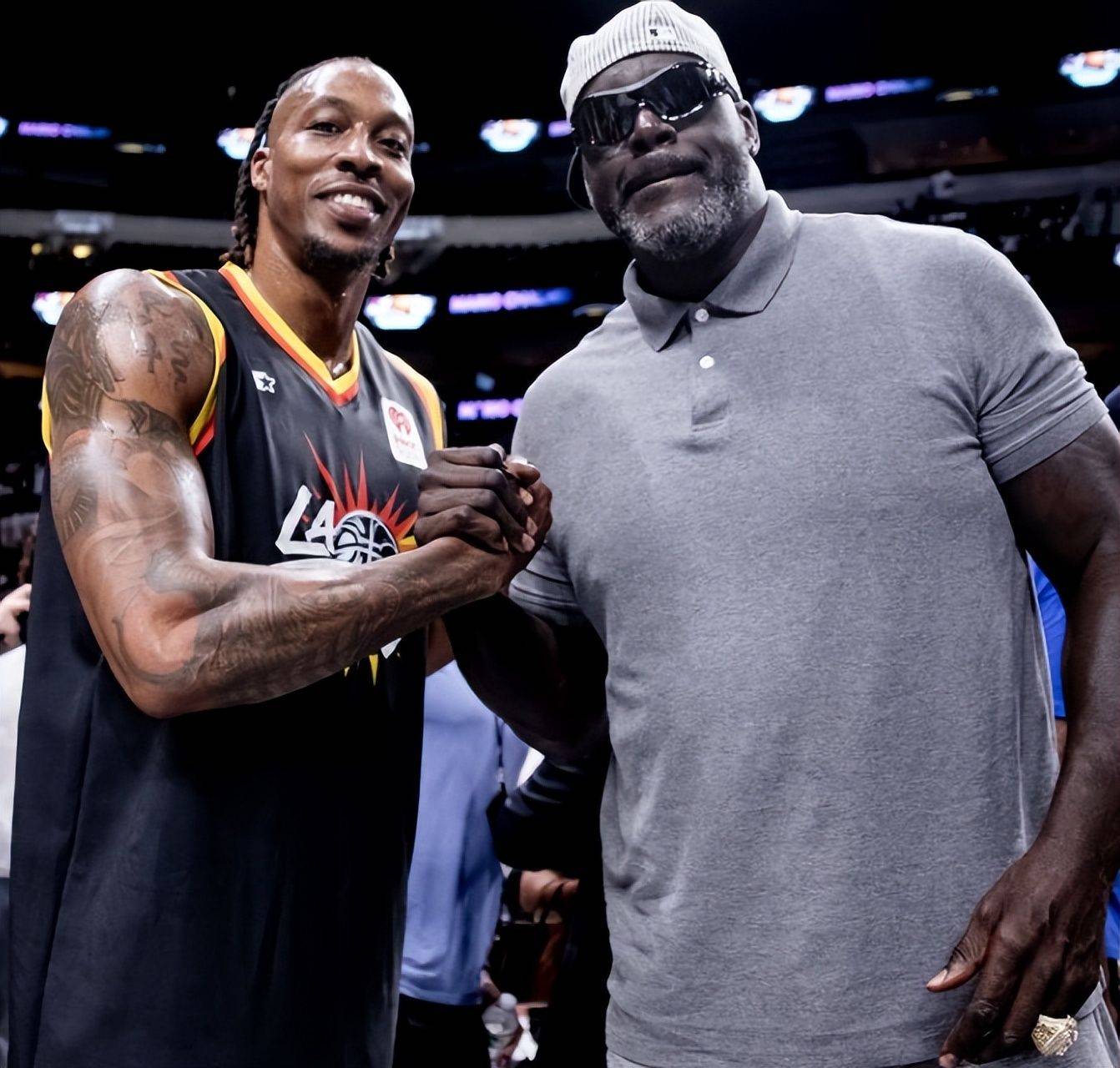 致敬CP3！快船主场球迷之墙摆满了保罗“空接之城”时期的球衣（向CP3致意！快船主场球迷墙挂满保罗“空接之城”时代球衣）