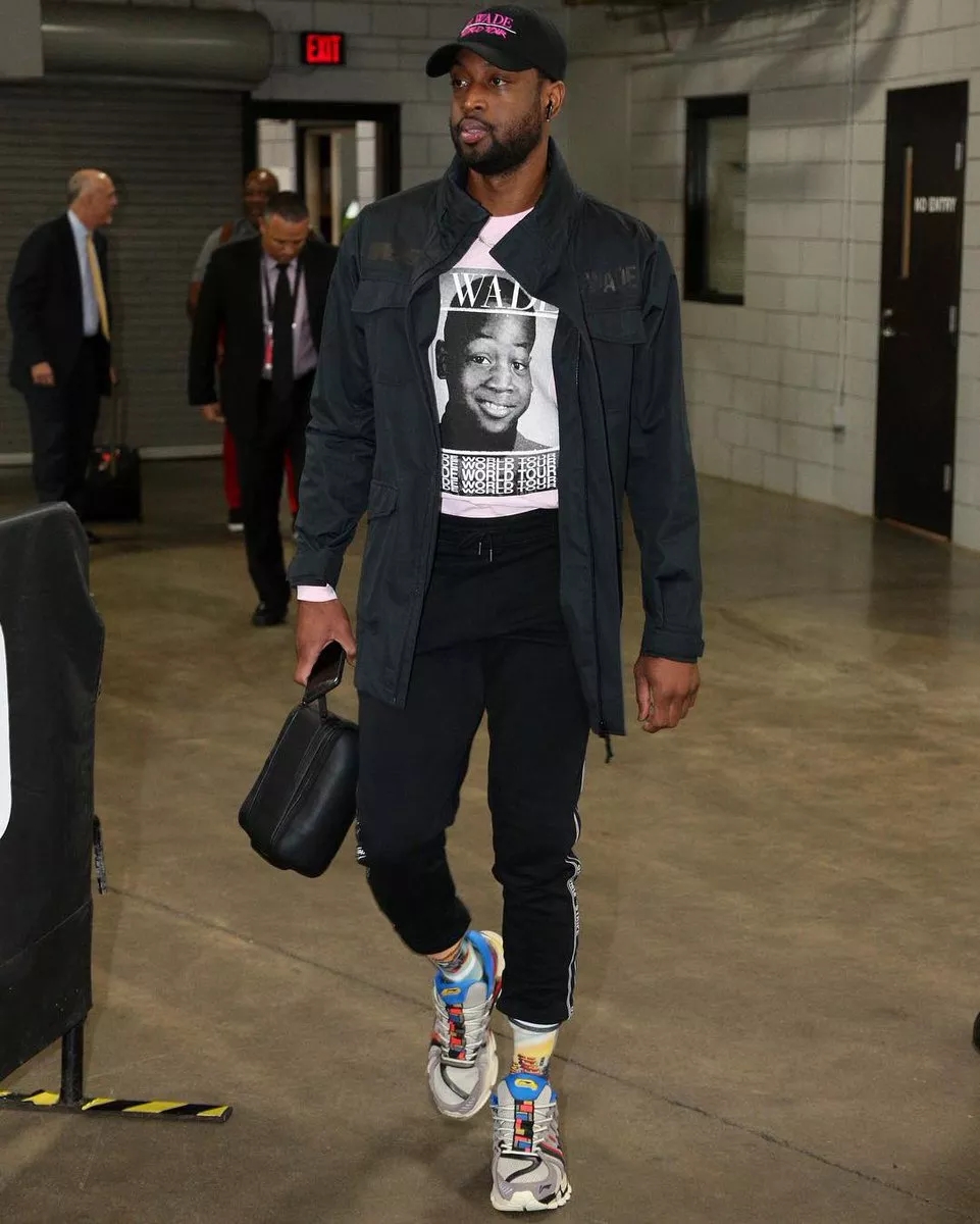 梁靖崑一脸沮丧令人心疼！10-6手握赛点被逆转 腰椎伤病困扰他9个月（梁靖崑10-6握赛点仍被逆转，落寞神情惹人心酸；腰椎伤势缠身已9个月）