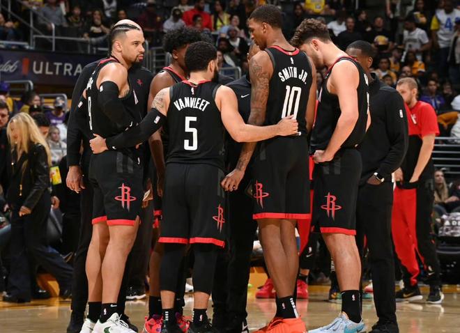 赵鹏：蒋4朱5是国内顶级中卫，但他俩搭配踢亚冠还是太吃力了（赵鹏：蒋4朱5皆属国内顶级中卫，但在亚冠搭档仍显吃力）